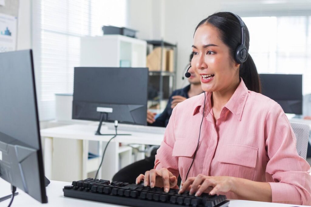 Customer support agent providing operational support services to improve business efficiency with TechFellow